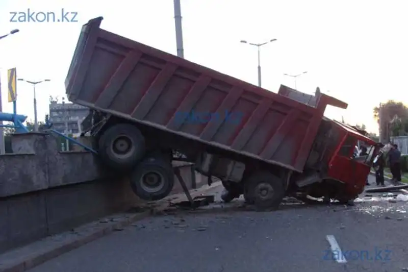 Грузовик «свалился» с моста в Алматы, зацепив внедорожник (фото) Грузовик «свалился» с моста в Алматы, зацепив внедорожник (фото), фото - Новости Zakon.kz от 17.05.2013 17:14