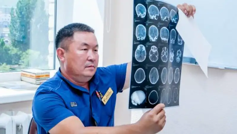 В Усть-Каменогорске врачи борются за жизнь младенца, которого уронили на асфальт