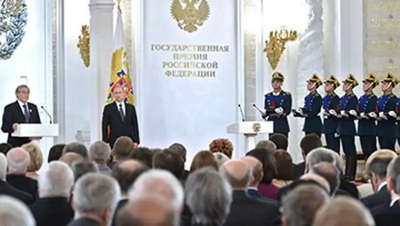 Путин неожиданно вручил госпремию историку Чубарьяну