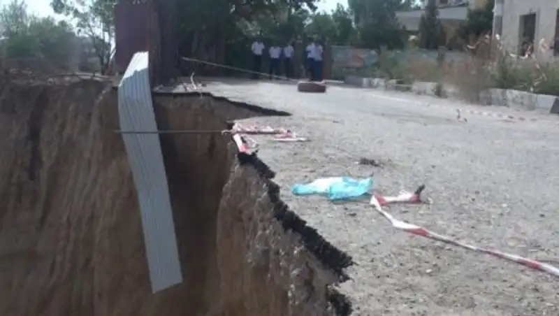 В Шымкенте часть дороги провалилась под землю