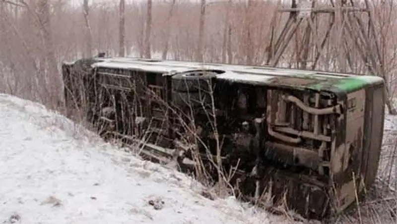Пассажирский автобус перевернулся на трассе Алматы-Екатеринбург