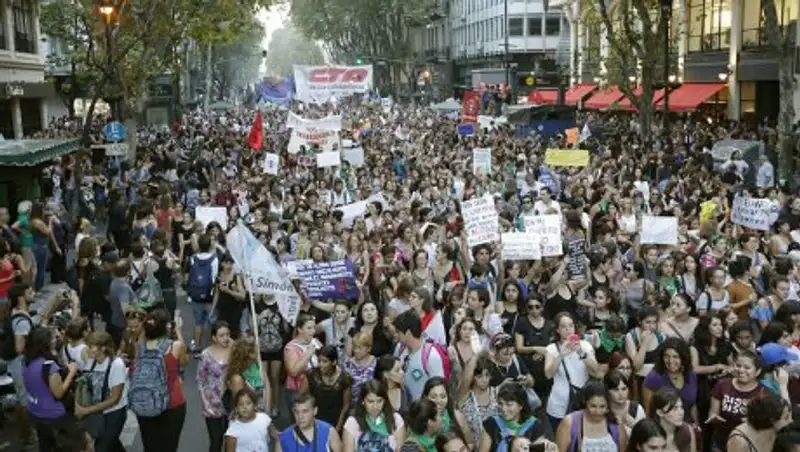 Тысячи аргентинок приняли участие в марше против насилия в отношении женщин