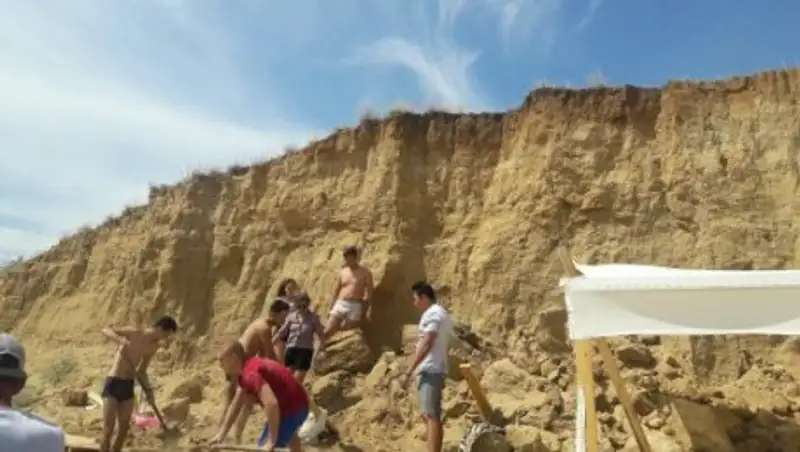 Хозяину пляжа в Актобе, где завалило ребенка, вынесли приговор