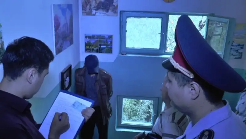 Вооруженный кухонным ножом взломщик квартиры напал на полицейских в Алматы