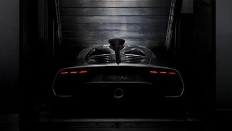 Mercedes показал корму гибридного суперкара