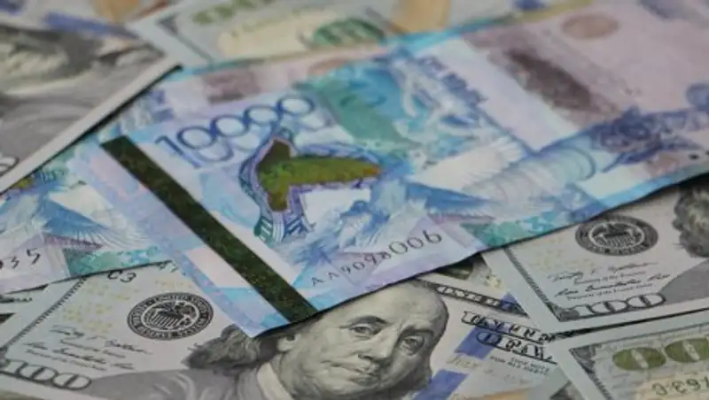 Тенге укрепился в конце недели