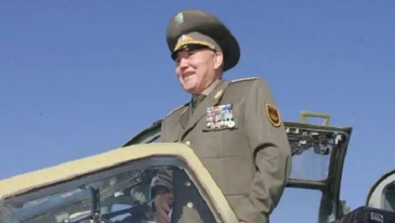 Нурсултан Назарбаев - верховный главнокомандующий ВС РК