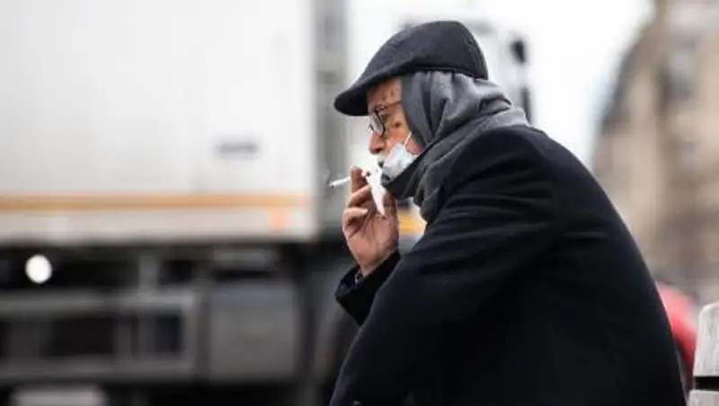 В Турции запретили курить на улице из-за коронавируса