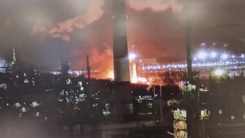 В России горит нефтеперерабатывающий завод