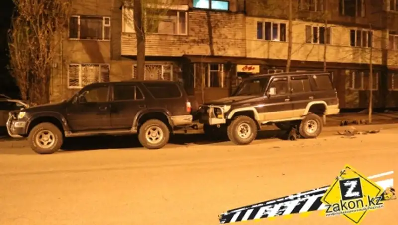 Пьяный водитель Запорожца врезался в две машины и пытался "замести" следы в Алматы