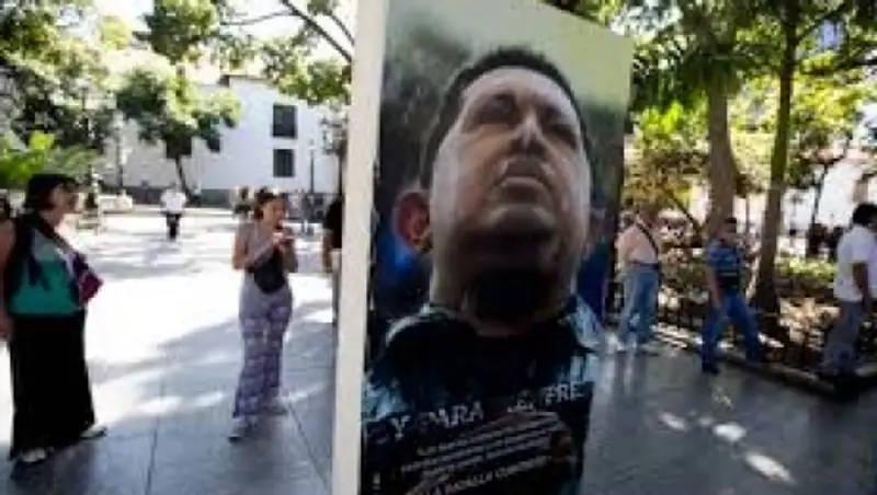 Власти Каракаса распорядились разместить портреты Чавеса и Боливара "на всех столбах"