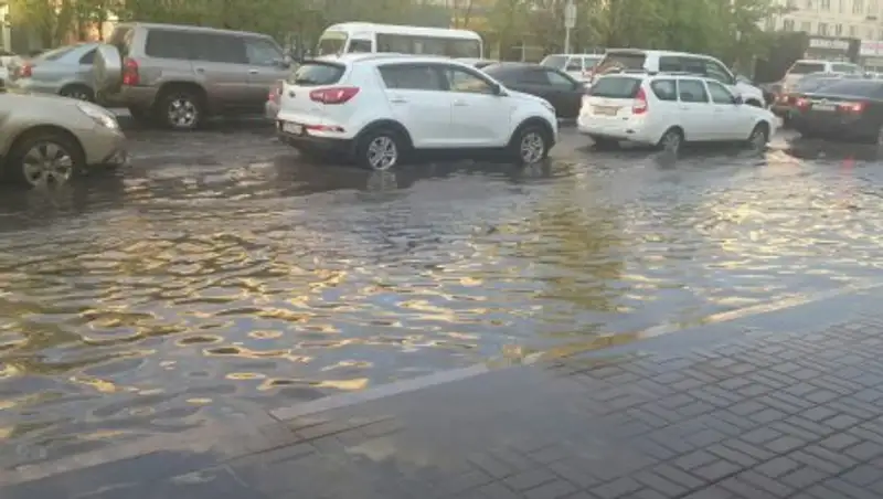 Улицы Астаны затопило после дождя