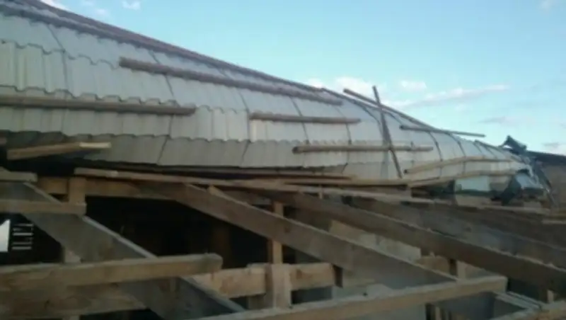 Кровлю четырех зданий сорвал штормовой ветер в Павлодарской области