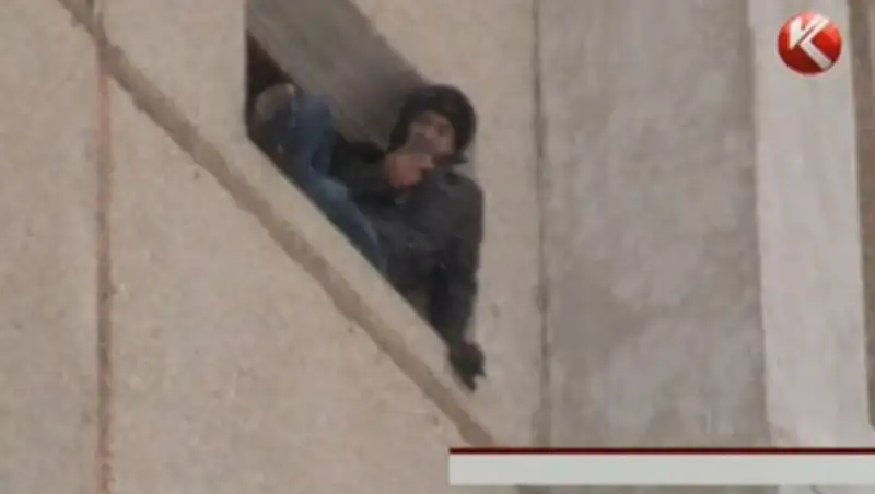 Житель Кокшетау пытался прыгнуть из окна многоэтажки