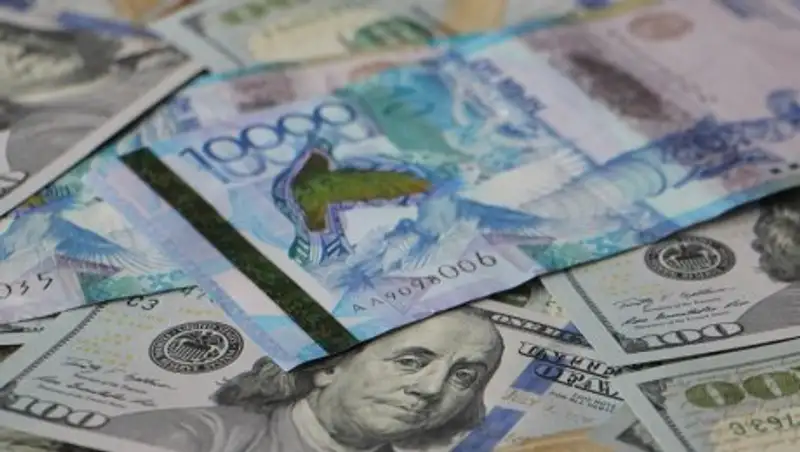 Курс доллара продолжил рост перед Новым годом