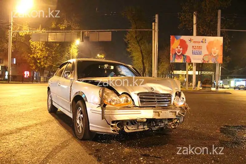В Алматы водитель Хёндая, выехав на «красный», врезался в Дэу (фото), фото - Новости Zakon.kz от 24.10.2013 16:55