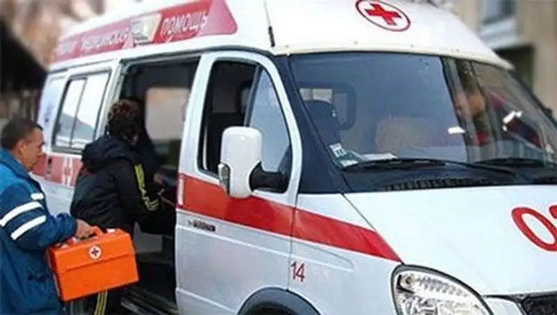 В Актау под колеса автомашин попали две девушки