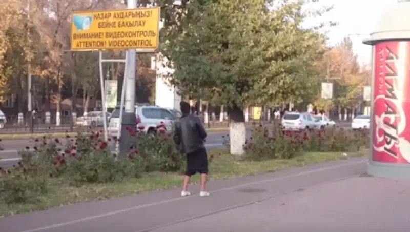 В центре Алматы очевидец заснял предположительно наркомана