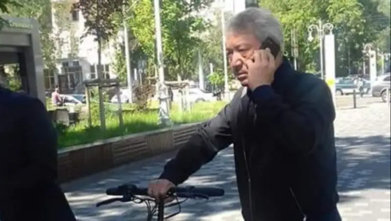 Районный аким в Алматы передвигается по городу на самокате