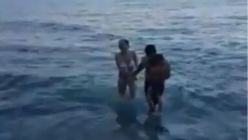 Казахстанка в Турции пыталась утопиться вместе с сыном