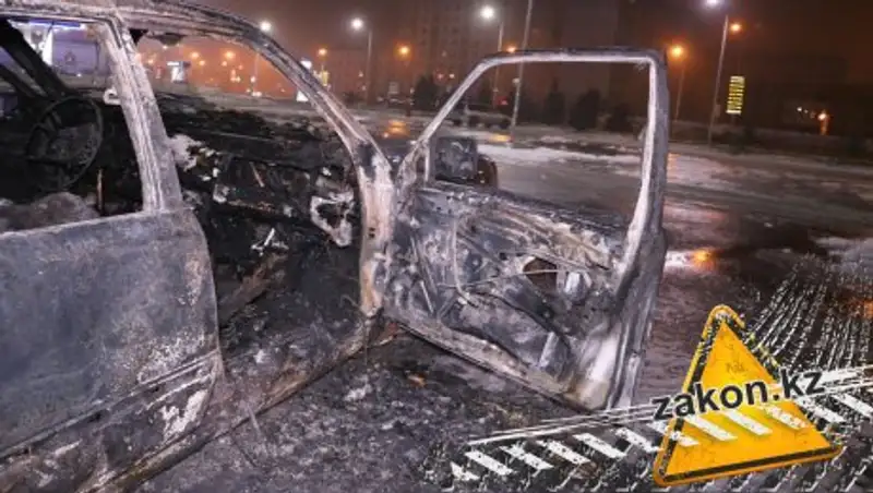 В Алматы дотла сгорел Mercedes