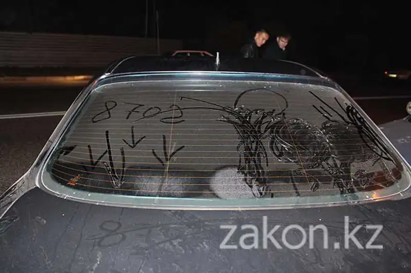 В Алматы водитель Мерседеса, совершивший ДТП, скрылся с места происшествия (фото), фото - Новости Zakon.kz от 04.11.2013 20:22