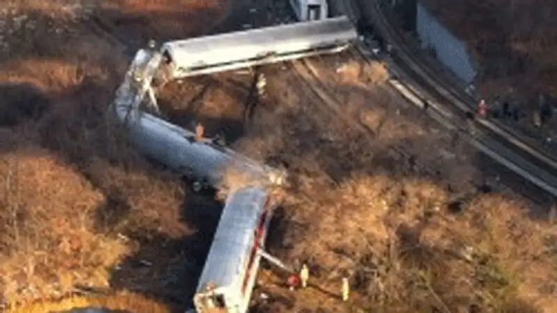 В Нью-Йорке поезд сошел с рельсов