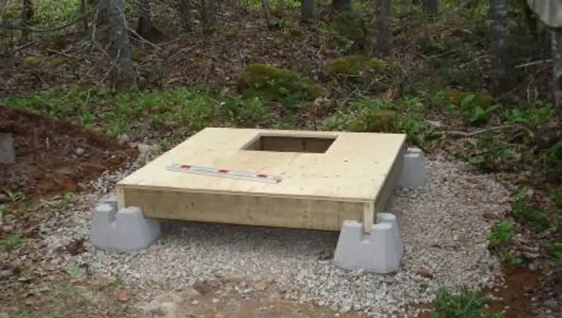 Пытался достать телефон – спасатели Семея вытащили мужчину из выгребной ямы