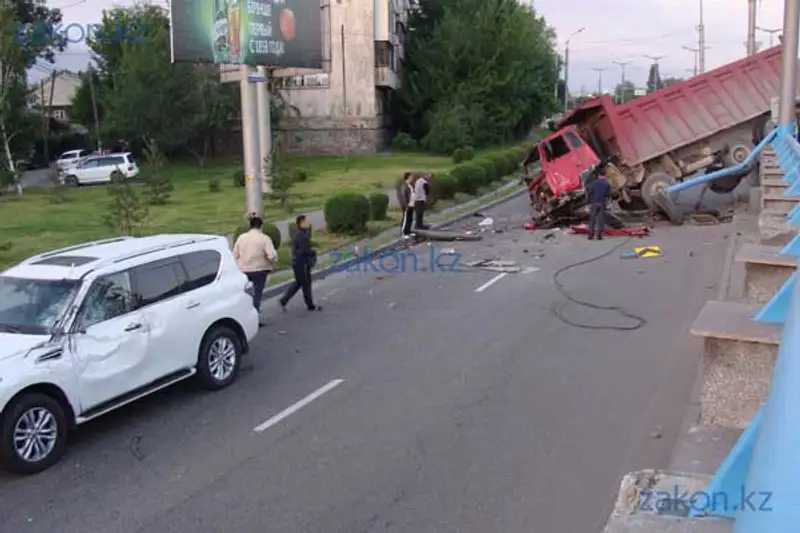 Грузовик «свалился» с моста в Алматы, зацепив внедорожник (фото) Грузовик «свалился» с моста в Алматы, зацепив внедорожник (фото), фото - Новости Zakon.kz от 17.05.2013 17:14