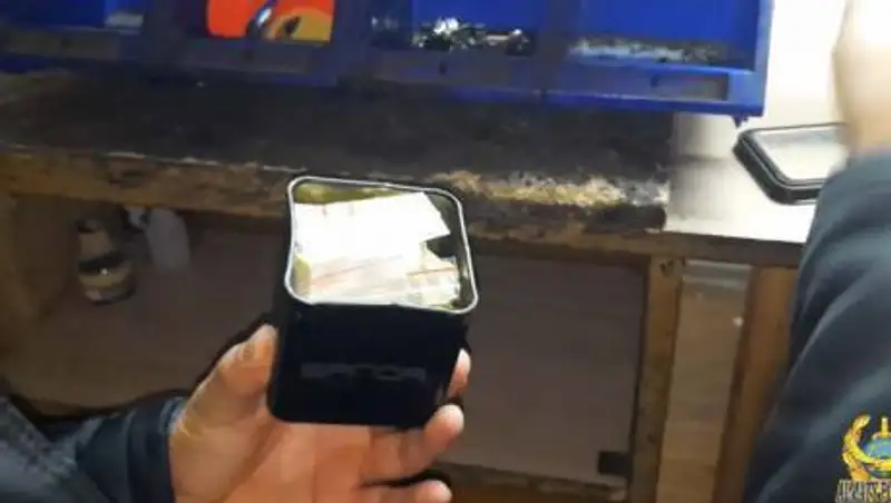 В Алматы глухонемой сапожник хранил в мастерской наркотики