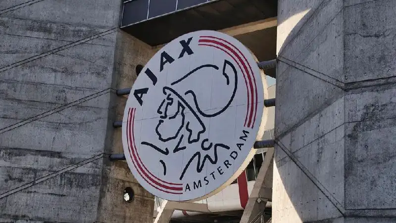 За сексуальное домогательство уволили директора ФК «Аякс»