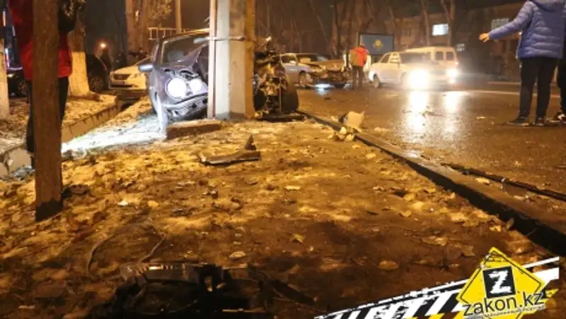 В Алматы водитель, объезжая ДТП по "встречке", сам совершил аварию