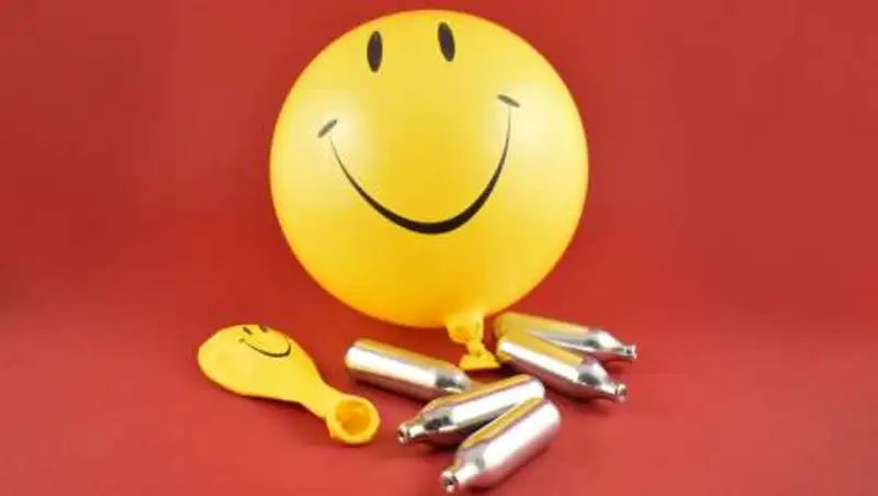 Подросток умер, надышавшись веселящим газом