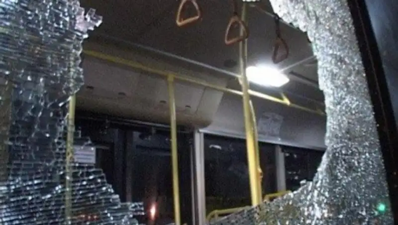 В Усть-Каменогорске местный житель разбил стекло автобуса бутылкой