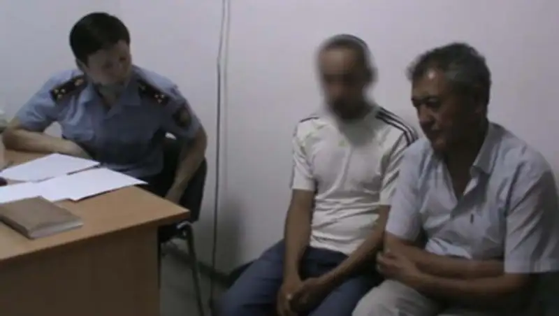 Девушку ограбили во дворе собственного частного дома в Алматинской области