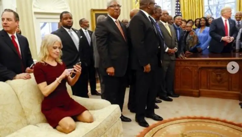 Поза 50-летней советницы Трампа в Белом доме взорвала соцсети