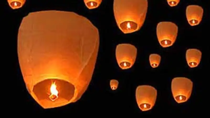 Алматинским влюбленным запретили запускать китайские фонарики