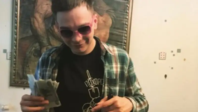 Петербургский чиновник предложил назвать переулок в честь рэпера Гнойного