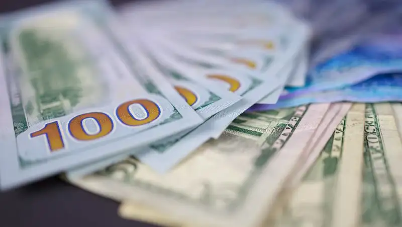 Курс доллара немного вырос на торгах 15 ноября