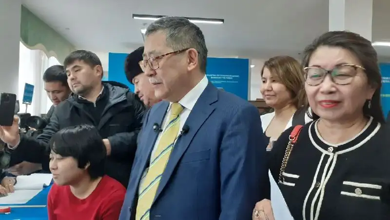 Кандидат в президенты Мейрам Кажыкен проголосовал на выборах, фото - Новости Zakon.kz от 20.11.2022 04:00
