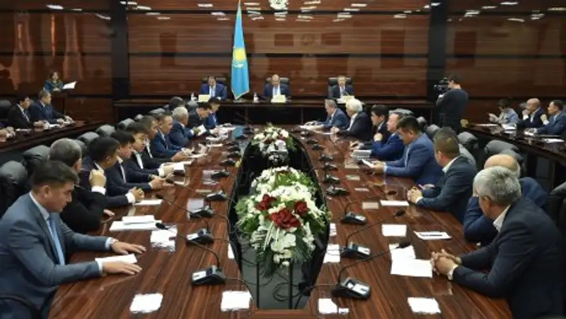 В ЮКО вручены мандаты новоизбранным депутатам