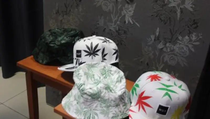 В Актау полицейские изъяли с прилавков панамы с изображением листьев конопли