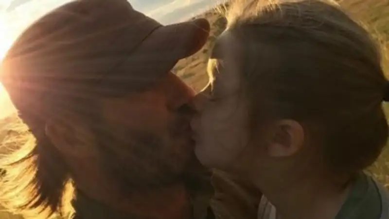 Дэвида Бекхэма обвинили в педофилии за поцелуй дочери в губы