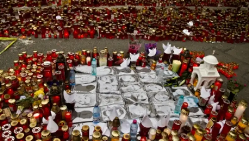 Число погибших при пожаре в ночном клубе в Бухаресте увеличилось до 45