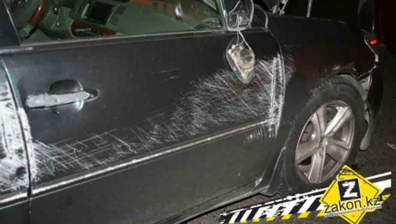 В Алматы Тойота перевернулась после столкновения с микроавтобусом