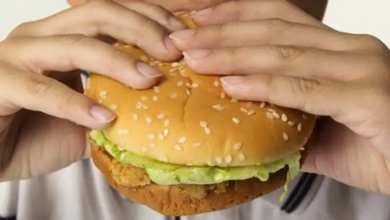Отравившиеся бургерами уральцы просят три миллиона