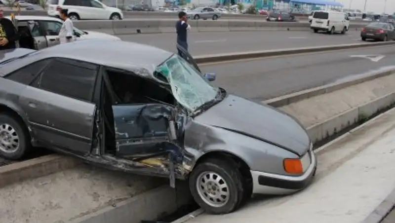 В Алматы автобус снес Audi на выделенке