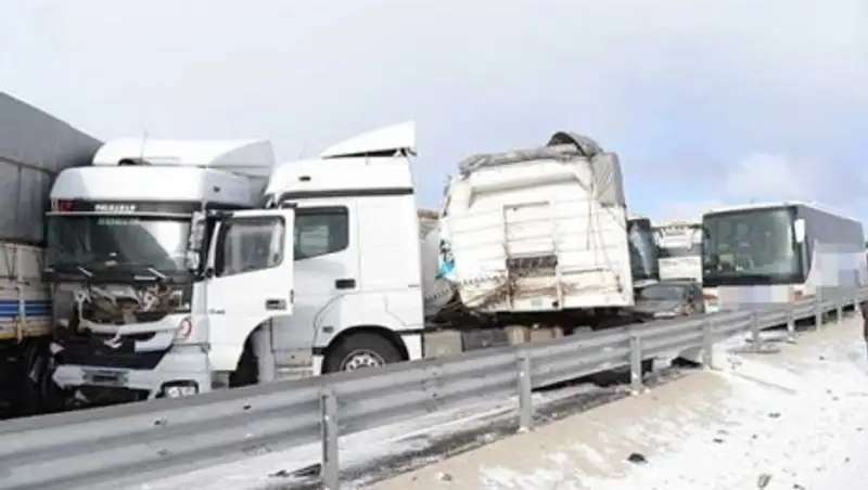 На заснеженной трассе в Турции столкнулись 36 автомобилей
