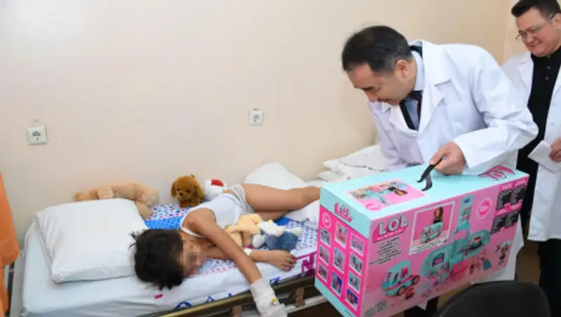 Сагинтаев навестил пострадавших в авиакатастрофе детей