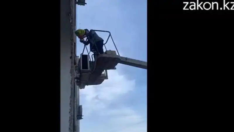 Мужчина на "кобре" продавал алматинцам пылесос, капусту и картошку